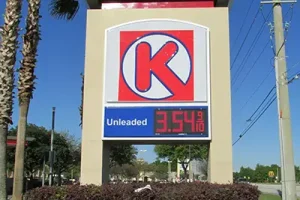 Commercial pylon signs for roadside branding and multi-tenant visibility